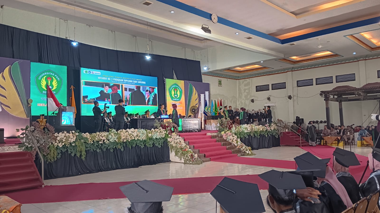 ACARA. Para wisudawan UPI Sumenep mengikuti prosesi Wisuda ke-1 Program Diploma dan Sarjana di Graha Adi Poday, Sabtu (22/11/2025). (ISTIMEWA/LINKKING.ID)